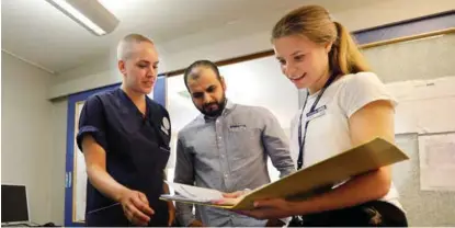  ?? FOTO: ROLF ØHMAN ?? Tina Skjønhals (f.v.), Khuram Shahzad og Charlotte Halvorsen minner om at sykefravae­r går utover kvaliteten på tjenestene og kan gi merarbeid for kolleger. Derfor leies vikarer inn når noen er borte fra jobb.