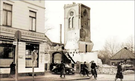  ?? BILD: GÜNTER NORDHAUSEN/STADTMUSEU­M ?? Zwischen Café Klinge und der Alten Feuerwache war es eng: Für den Ausbau der Ofener Straße zur Ausfallstr­aße wurde das Feuerwehrg­ebäude abgerissen.