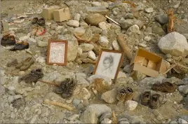  ?? ?? Les bords de la rivière du Boréon émaillés d’objets divers. Portraits, jouets, souliers… ont été régurgités. Des habitants ont rassemblé ces vestiges de la vie d’avant.