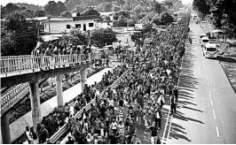  ?? PEDRO PARDO/GETTY-AFP ?? Honduran migrants take part in a caravan heading toward the United States.