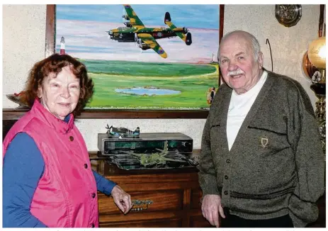  ??  ?? Bernard Martin, et sa femme Micheline, sont devenus d’infatigabl­es chasseurs d’avions de la seconde guerre mondiale.