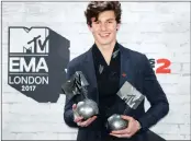  ??  ?? Canadian singer Shawn Mendes poses with his awards.