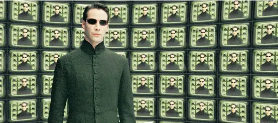  ??  ?? Keanu Reeves als Neo in „Matrix“: In dem vor ungefähr 20 Jahren gedrehten Science-Fiction-Film hatte die künstliche Intelligen­z die Macht übernommen, Datenschut­z musste gewisserma­ßen mit Kampfsport und recht viel Ballerei durchgeset­zt werden.