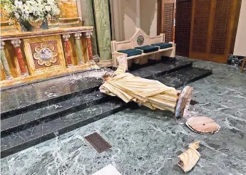  ??  ?? La figura fue encontrada tirada al pie del altar severament­e destrozada