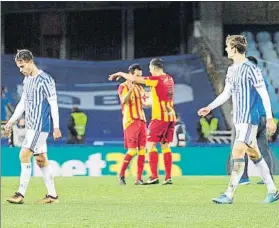  ?? FOTO: EFE ?? Desolación total en Anoeta Los jugadores de la Real dieron una pésima imagen