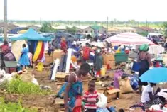  ?? ?? Flash floods destroyed market stalls and the clogging water left some wares in the water, resulting in significan­t income losses