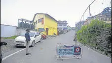  ?? DEEPAK SANSTA / HT ?? SEALED: After four people tested positive in Shimla's Boileaugan­j, the area was sealed and police personnel were deployed on entry points on Saturday.