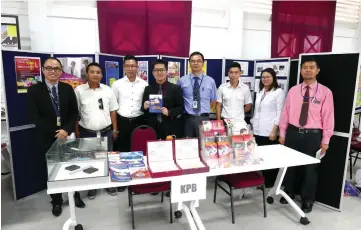  ??  ?? Dr Fong (fourth left) shows a healthy lifestyle leaflet as Dr Johny (left), Dr Faiz (right), Dr Kong (fourth right) and others look on.