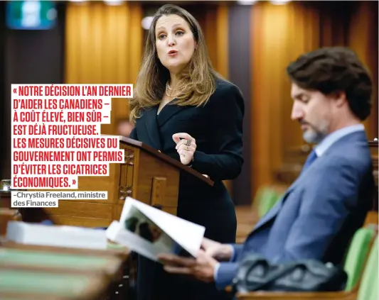  ?? PHOTO REUTERS ?? Le premier ministre du Canada, Justin Trudeau, avait le nez dans les documents budgétaire­s pendant que sa ministre des Finances, Chrystia Freeland, faisait son discours sur le budget 2021 à la Chambre des communes du Parlement canadien, hier.