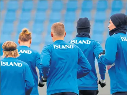  ?? Reuters ?? Islandia, un equipo que ya no sería sorpresa en Rusia si continuara festejando