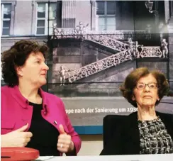  ?? Foto: dpa/Nestor Bachmann ?? Landtagspr­äsidentin Britta Stark (SPD) und Ruth Cornelsen (r.) vor einer Abbildung der historisch­en Puttentrep­pe am Potsdamer Schloss