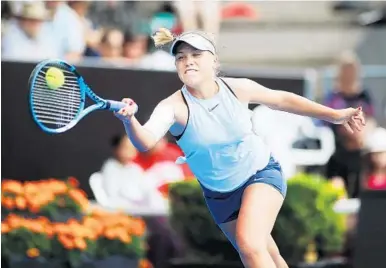  ?? ANTHONY AU-YEUNG/GETTY IMAGES ?? Sofia Kenin of Pembroke Pines returns a shot during her quarterfin­al match in last week’s ASB Women’s Classic against Caroline Wozniacki in Auckland, New Zealand. Kenin has seen her world ranking rise just four months into her pro career to just...