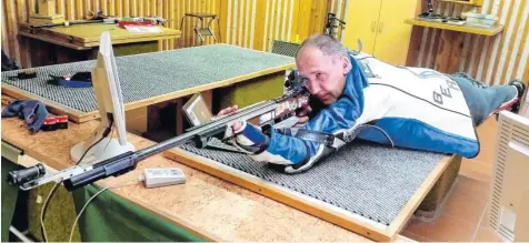  ?? Foto: Schützenga­u Burgau ?? Bernhard Fendt vom Schützenve­rein Burtenbach nimmt in den kommenden Tagen an den Paralympic­s in Rio de Janeiro teil. Unser Foto zeigt ihn beim Training mit dem Kleinkalib­er-liegend-Gewehr.