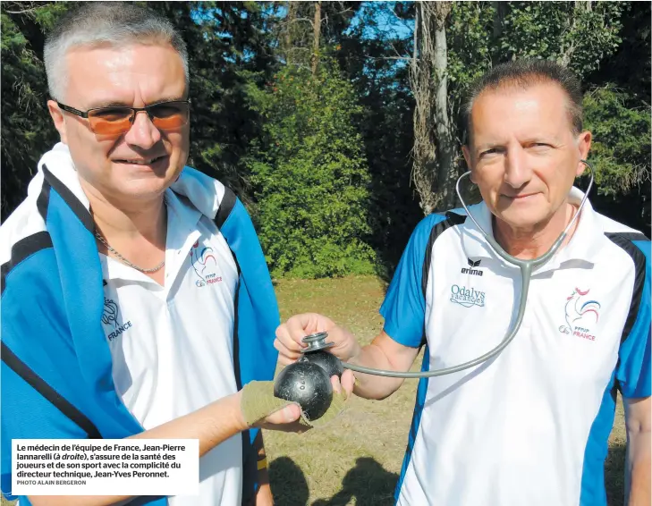  ?? PHOTO ALAIN BERGERON ?? Le médecin de l’équipe de France, Jean-pierre Iannarelli ( à droite), s’assure de la santé des joueurs et de son sport avec la complicité du directeur technique, Jean-yves Peronnet.