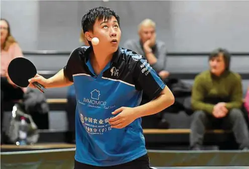  ?? Foto: Stéphane Guillaume / Lw-archiv ?? Howalds Wang Xu holt im Duell mit Berburg einen wichtigen Punkt für sein Team.