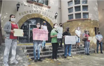  ??  ?? Padres de la escuela Perpetuo Socorro, de Asunción, se manifestar­on esta semana frente a la institució­n exigiendo el 50% de descuento en las cuotas.