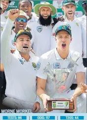  ?? REUTERS ?? SA pacer Morne Morkel, who played his last internatio­nal on Tuesday, celebrates with the series trophy and teammates.