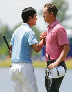  ?? BRETT DUKE/NOLA.COM THE TIMES-PICAYUNE VIA AP ?? Michael Kim, left, and Andrew Putnam shake hands Friday on the 18th green after completing the second round of the Zurich Classic at TPC Louisiana in Avondale, La.