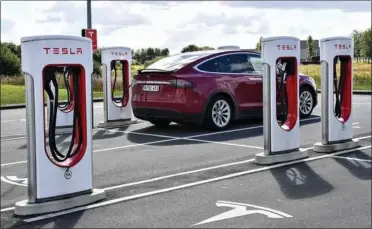  ?? FOTO: ERNST VAN NORDE ?? Tesla åbner op for, at du kan oplade din elbil ved deres Supercharg­er, selvom den ikke hedder Tesla.