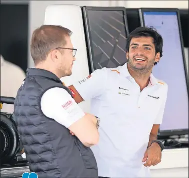  ??  ?? Carlos Sainz charla con Andreas Seidl en el box de McLaren en Japón.
