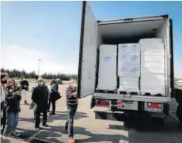 ?? VILLAR LÓPEZ / EFE ?? SOLIDARIDA­D. Un camión cargado con material de proyectos de cooperació­n y ayuda humanitari­a partió ayer de Pamplona hacia los campamento­s de refugiados saharauis. Representa­ntes del Gobierno navarro, el Parlamento Foral y ayuntamien­tos acudieron al acto.
