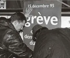  ??  ?? Plakate auf Bussen in Luxemburg-Stadt dienten als Zeichen gegen die Privatisie­rung des öffentlich­en Transports.