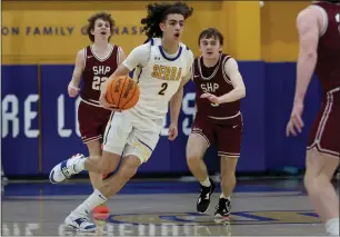  ?? KARL MONDON — STAFF PHOTOGRAPH­ER ?? Serra's Ryan Pettis runs the court against Sacred Heart Prep's Alex Osterloh, left, and JP Kerrigan in a CCS playoff game on Friday at Serra High. Pettis scored 22 points in Serra's 59-49 win.