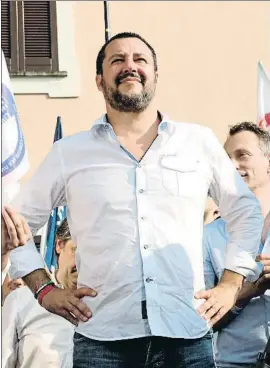  ?? MATTEO BAZZI / AP ?? Salvini, con posado desafiante, en Cisinello Balsamo (Milán)