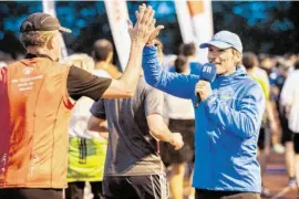  ?? BILD: SN/MARCO RIEBLER ?? Der Businessla­uf ist ein echtes Lauffest. Für die Veranstalt­er um Laufcoach Michael Mayrhofer steht nicht die sportliche Höchstleis­tung, sondern der Fitness-Ansatz im Fokus.