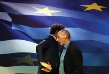  ?? © Kostas Tsironis/reuters ?? De voorzitter van de eurozone Jeroen Dijsselblo­em kruist Yanis Varoufakis, Athene, 30 januari 2015.
