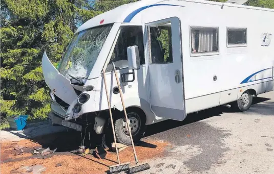  ?? FOTO: KJELL AULIE ?? OMKOM: En lokal mann i 70-årene omkom etter at MC-en han satt på dundret inn i fronten på denne bobilen på Reshjemveg­en mellom Notodden og Bø lørdag.