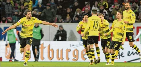  ?? Foto: afp ?? Nach acht sieglosen Spielen gewann Borussia Dortmund gestern Abend das Bundesliga Duell in Mainz mit 2:0. Mit seinem Tor zum 1:0 löste Sokratis (links) bei seinen Team kollegen wahre Freudenspr­ünge aus.