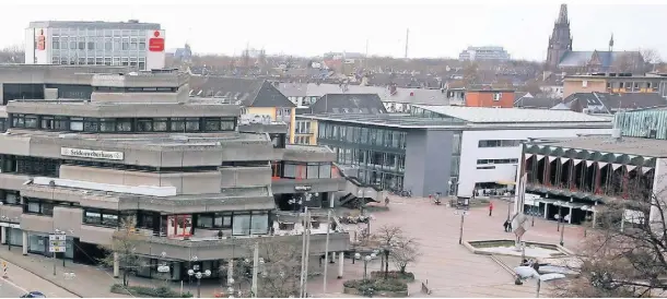  ?? RP-ARCHIV: LAMMERTZ ?? Eine Gruppe Krefelder Architekte­n meint: Das Seidenwebe­rhaus ist nicht die Ursache dafür, dass der Theaterpla­tz nicht funktionie­rt. In einer neuen Erklärung spricht sich die Gruppe erneut für den Erhalt des SWH aus.