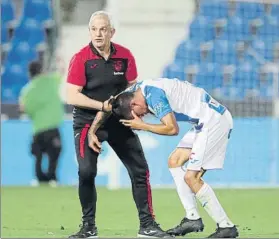  ?? FOTO: GETTY ?? Aguirre consuela a Jonathan Silva desolado en el césped de Butarque