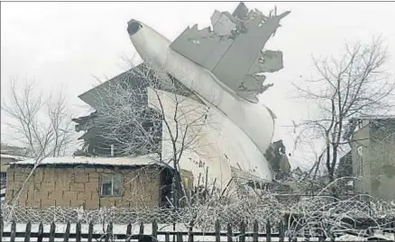  ?? VLADIMIR VORONIN / AP ?? La cola del Boeing 747-300 estrellado en un área residencia­l a las afueras de Bishkek