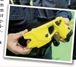  ??  ?? 122 neue Taser: Moser bei der offizielle­n Übergabe.