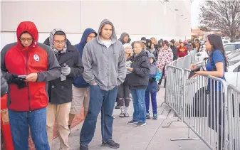  ?? ROBERTO E. ROSALES/JOURNAL ?? Almost a thousand people stood in line at the Best Buy on Albuquerqu­e’s West Side to take advantage of deals offered during the prelude to Black Friday.