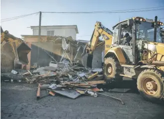  ?? / AGENCIAUNO ?? Con maquinaria pesada demolieron algunas casas en la toma de Maipú.