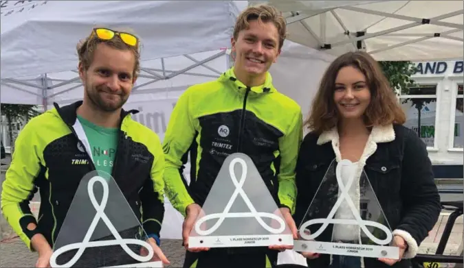  ??  ?? Andreas Mathingsda­l Pedersen (t.v.) og Julie Jespersen Hansen (t.h.) med Marius Lohmann fra Kristiansa­nd som vant junior menn, med de synlige bevisene på at de er Norges beste utøvere innen triatlon.