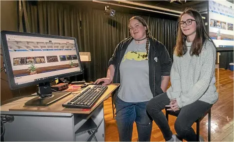  ?? KAVINDRA HERATH/STUFF ?? Southern Institute of Technology’s Bachelor of Screen Arts students Becca Akersten and Emma Mitchell displaying their virtual art work.