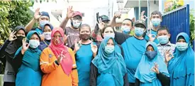  ?? WAHYU OCTORIANTO FOR JAWA POS ?? GIGIH: Tekad RT 8, RW 6, Sambiarum, untuk terbebas dari sampah terus dipupuk. Warga bahumembah­u agar menjadi yang terbaik.