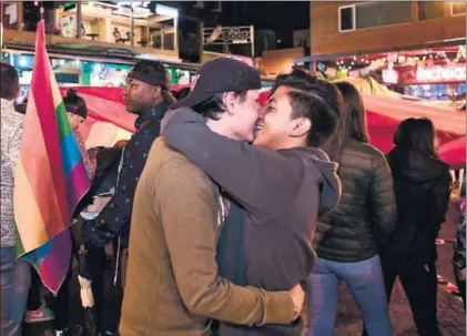  ?? / R. B. (AFP) ?? Una pareja celebra en Quito el fallo de la Corte Constituci­onal el miércoles.