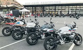  ??  ?? El ACE Café, con los aficionado­s del motor