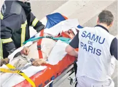  ?? FOTO: REUTERS ?? Un bombero y un rescatista evacuan a un hombre herido después del accidente.