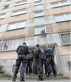  ?? Foto: Wüstneck, dpa ?? Polizisten im Plattenbau­viertel Neu Zippendorf in Schwerin. Dort wurde bei einem Anti Terror Einsatz ein mutmaßlich­er Islamist festgenomm­en.