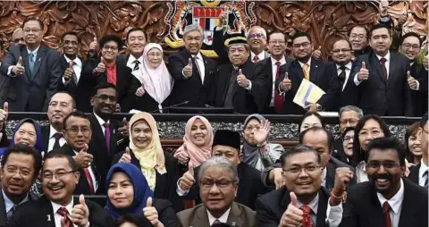  ??  ?? PANDIKAR Amin (lima dari kanan) bersama anggota Dewan Rakyat selepas menangguhk­an Mesyuarat Pertama Penggal Keenam Parlimen ke-13.