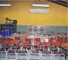  ?? ?? La mayor parte de las sillas de Nenecho están apiladas en un rincón del salón multiuso. No serán usadas en inicio de clases.