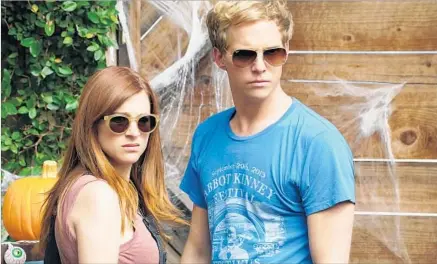  ?? Byron Cohen FX ?? AYA CASH and Chris Geere are narcissist­ic and self-destructiv­e as they pursue a dysfunctio­nal relationsh­ip in “You’re the Worst.”