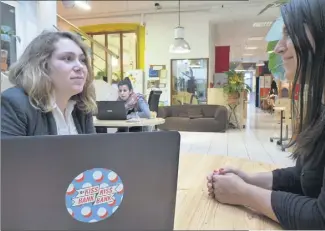  ??  ?? Fanny Havas, business developer de KissKissBa­nkBank & Co pour la région PACA, a installé son bureau dans La Ruche, l’espace de coworking qu’elle dirigeait auparavant, à Marseille. (Photo C.H.)