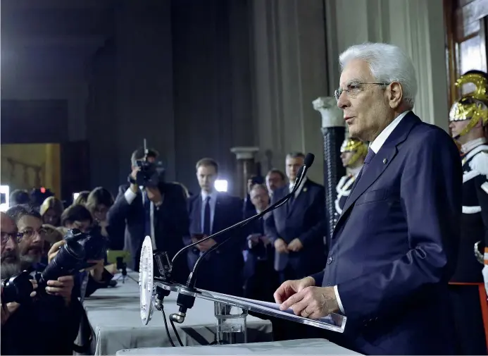  ?? (Ansa) ?? Il discorso
Il presidente della Repubblica Sergio Mattarella, 76 anni, ieri nella Loggia alla Vetrata del Quirinale al termine del colloquio con Giuseppe Conte, che ha rimesso l’incarico